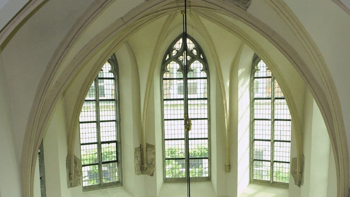 Op de foto zie je de binnenkant van De Mannenzaal met een hoge, gewelfde structuur van de Kapel - Gemaakt door Roel de Vringer