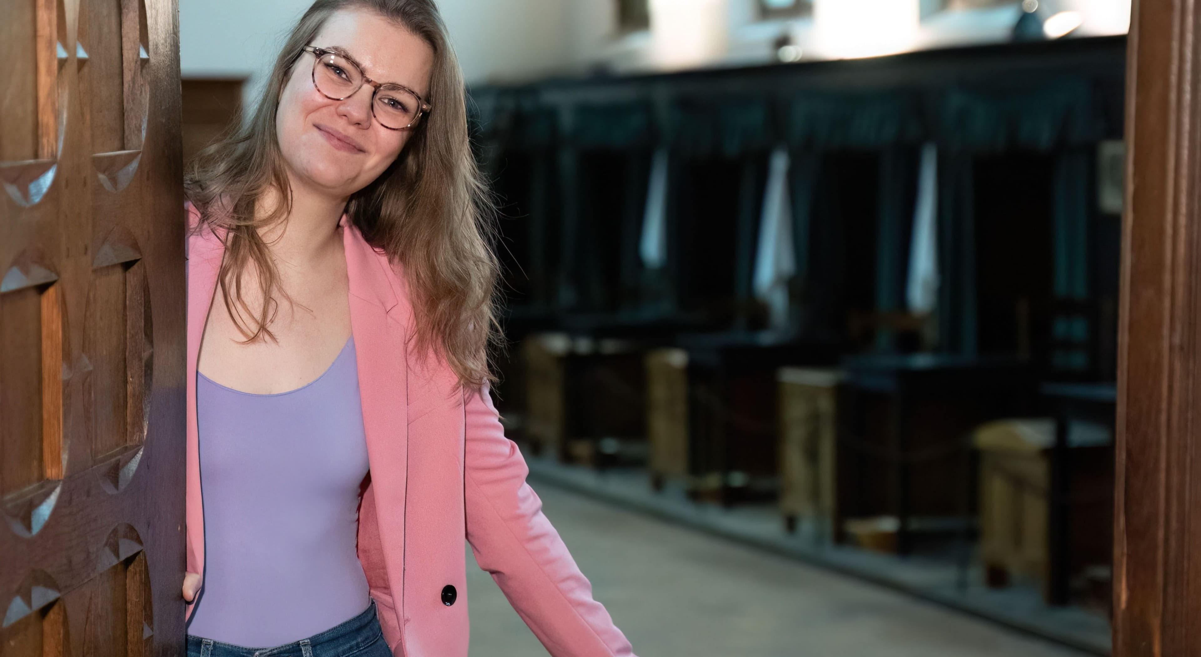 Een vrijwilliger die de mannenzaal deur openhoud en verwelkomt. Deze foto is gemaakt door: Ralf Silvius