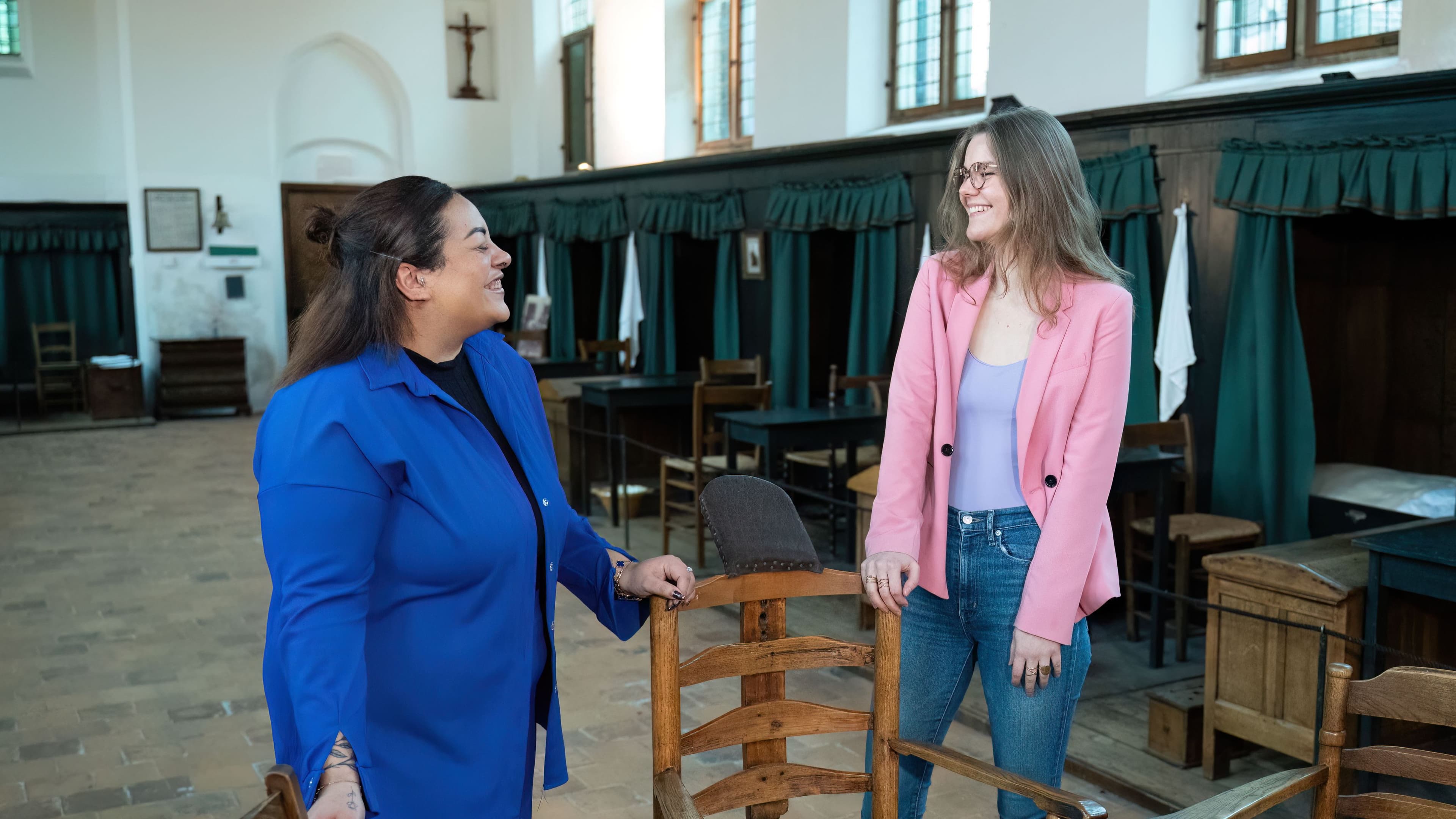 Twee vrijwilligers in De Mannenzaal - Deze foto is gemaakt door: Ralf Silvius