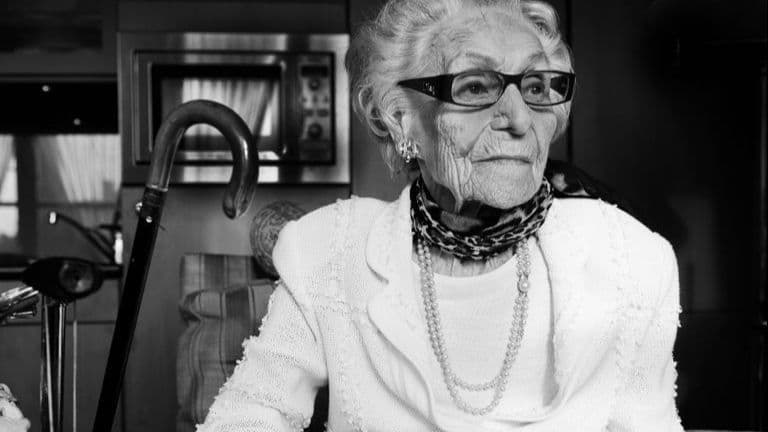 Een oudere vrouw als zwart wit portret een foto van de tentoonstelling van Carla Kogelman. De foto is gemaakt door Carla Kogelman